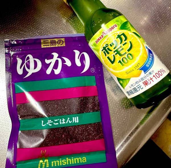 餃子の味変、『ゆかり』にアレを垂らすと？　「おぉ、おいしそう」「絶対に作る」