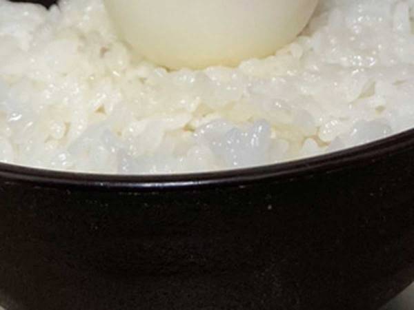 男性「マジか」「やっちまった」　朝食に卵かけご飯を食べようと、卵を割ると？