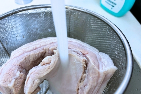 「コレ味噌で煮込んだの？」　豚バラに『砕いたアレ』を入れて煮てみたら…