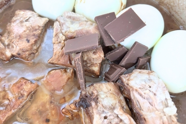 「コレ味噌で煮込んだの？」　豚バラに『砕いたアレ』を入れて煮てみたら…