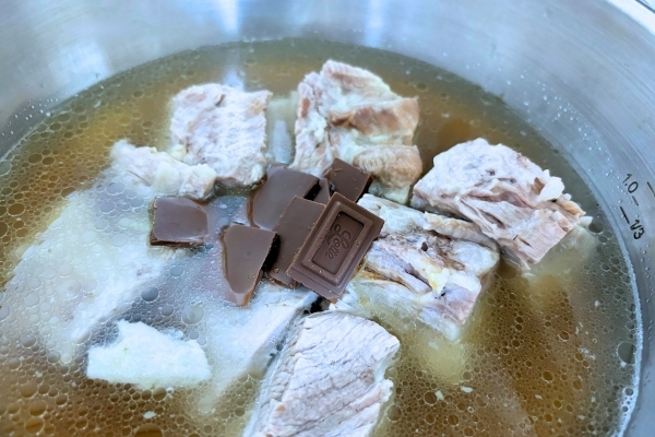 「コレ味噌で煮込んだの？」　豚バラに『砕いたアレ』を入れて煮てみたら…