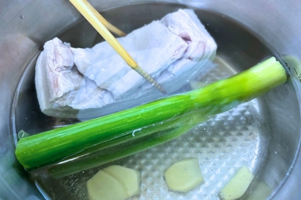 「コレ味噌で煮込んだの？」　豚バラに『砕いたアレ』を入れて煮てみたら…