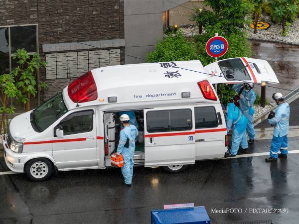 救急車を使った軽症患者に？　７７００円徴収で、賛否