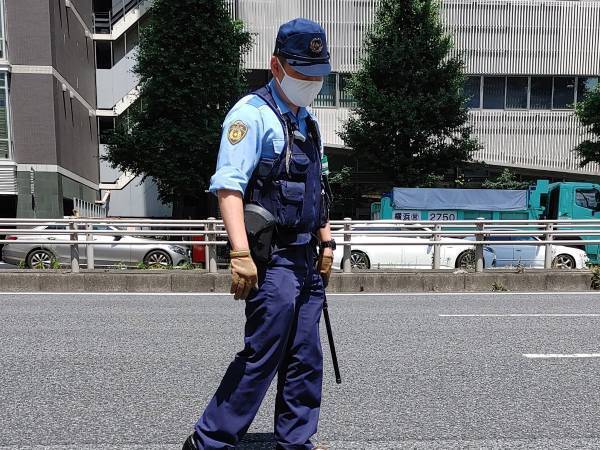 車道に立ち、車を止める３人の警察官　その理由に「嫌なこと忘れそう」