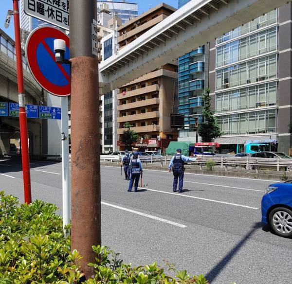 車道に立ち、車を止める３人の警察官　その理由に「嫌なこと忘れそう」