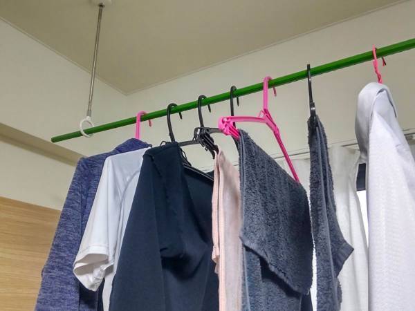 警視庁公式Xが解説　梅雨でも洗濯物が乾くコツ　家にある○○を使うと？