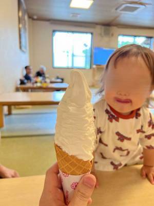 ソフトクリームを狙う子供、不二家のペコちゃんっぽいと話題に