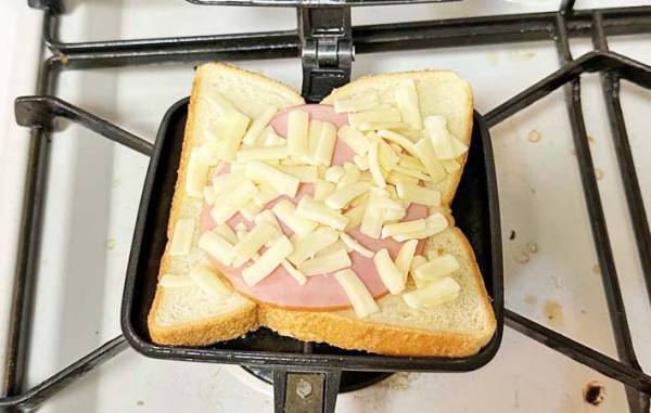 食パンをくり抜いて、そこに…　「別で作らなくていいんだ！」