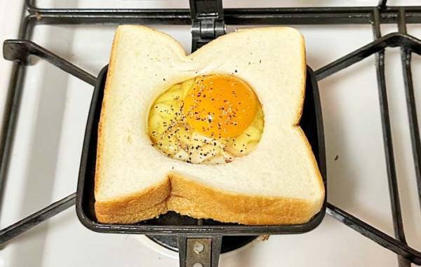 食パンをくり抜いて、そこに…　「別で作らなくていいんだ！」