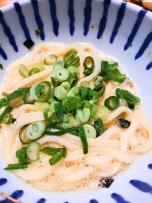 うどんに『アレ』を和えたら目を見張るうまさ！　「ウソだろ…」「舐めてました」