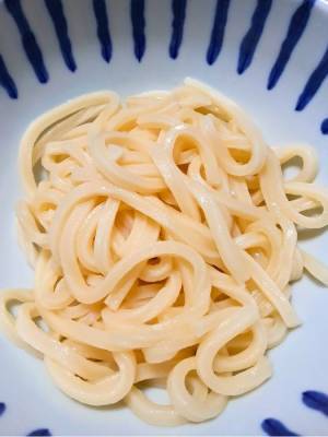 うどんに『アレ』を和えたら目を見張るうまさ！　「ウソだろ…」「舐めてました」