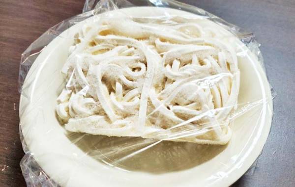 おいしすぎて子供が「どうやって作ったの～？」　冷凍うどんにアレをかけると…