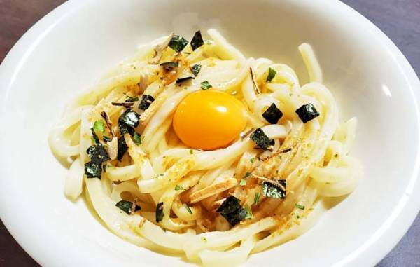 おいしすぎて子供が「どうやって作ったの～？」　冷凍うどんにアレをかけると…