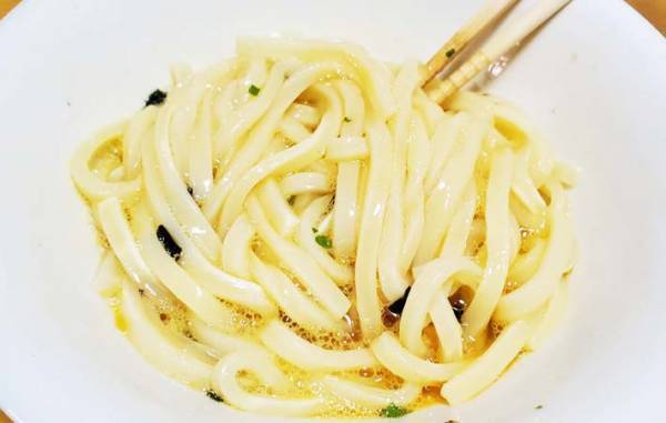 おいしすぎて子供が「どうやって作ったの～？」　冷凍うどんにアレをかけると…