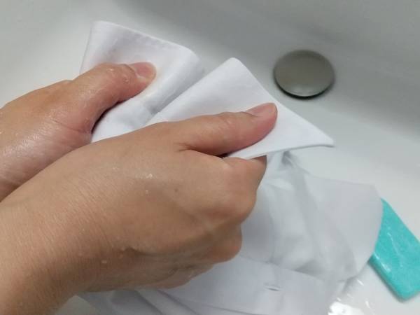 「お湯洗いは避けて」　服に付いた血液のシミを落とす方法