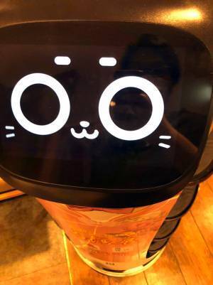 ファミレスで配膳ロボットを待っていると？　席に届いた『通知』に歓喜！