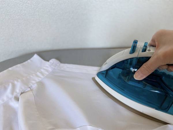 アイロン使用時に注意して！　メーカー公式サイトの注意喚起に「コレは危険」