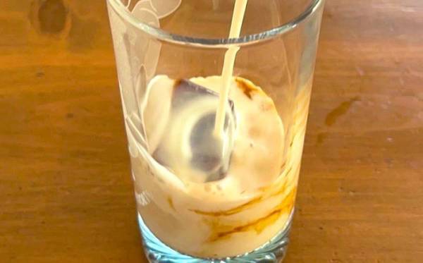 「その手があったか」　カフェオレのおいしい飲み方が話題！