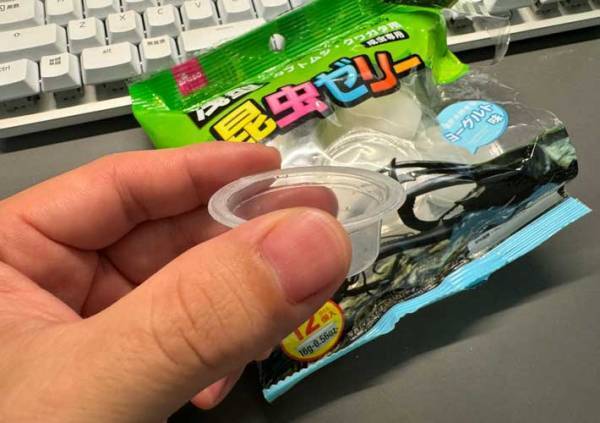 ゼリーを食べる男性　パッケージを見て『絶望』したワケに「これはつらい」「疲れてたのかな」