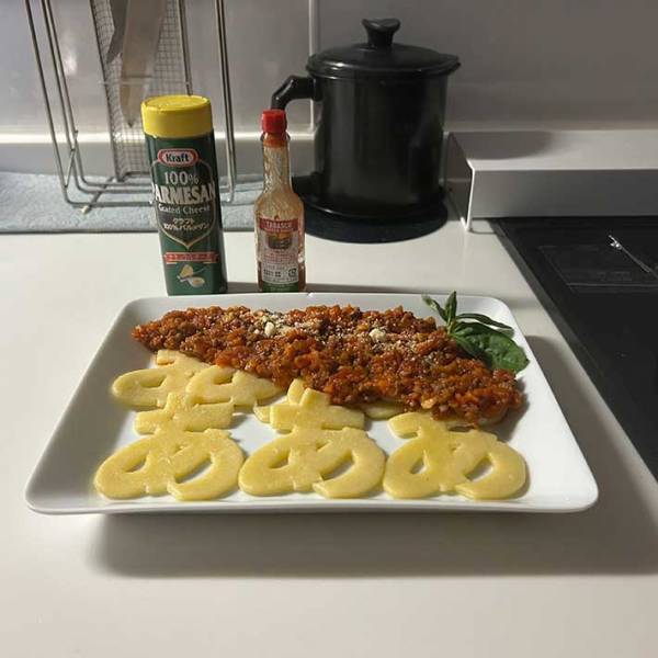 料理の完成写真に「センスに脱帽」「爆笑した」　普通じゃないパスタに注目！