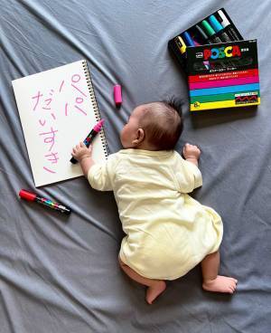 妻が考えた『父の日プレゼント』が話題　寝ている０歳児が手に持つのは？