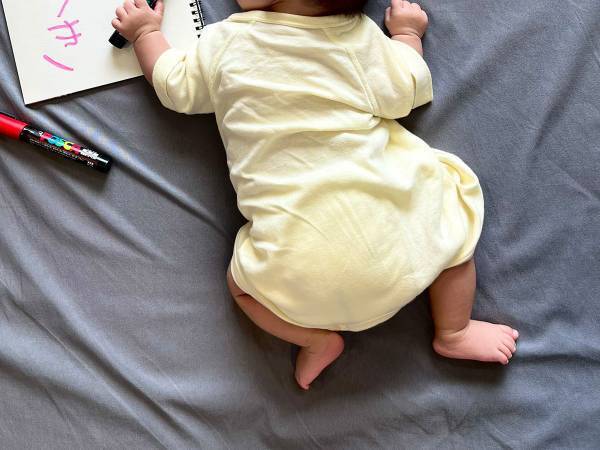 妻が考えた『父の日プレゼント』が話題　寝ている０歳児が手に持つのは？