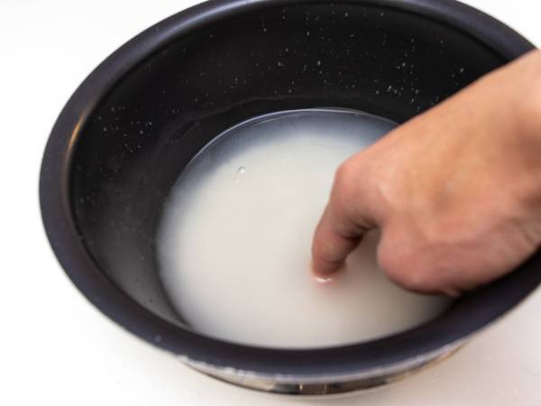 内釜で米研ぎすると傷付く説　メーカーの見解は？　意外な事実に「初耳だった」