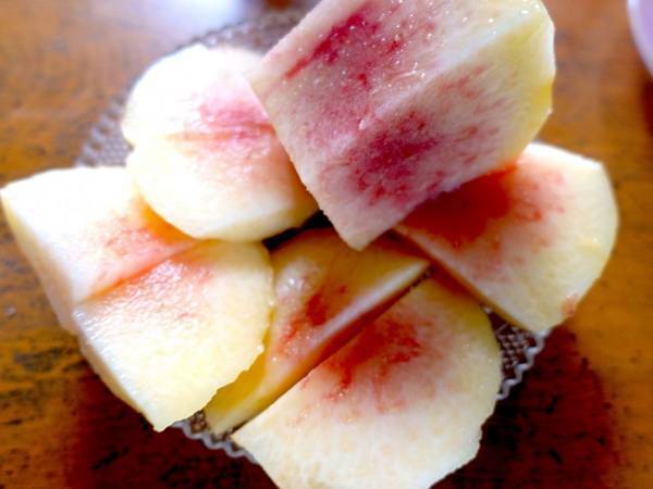 切った桃の変色を防ぐには？　農園が教えるコツに「次こそやる」「参考になる」