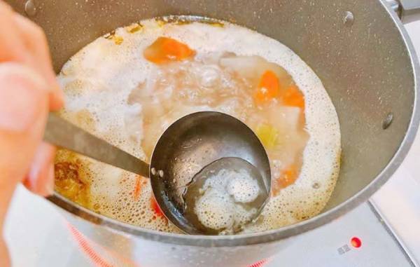 アク取り、まだおたま使ってる？　丸めたアレで「すっきり！」