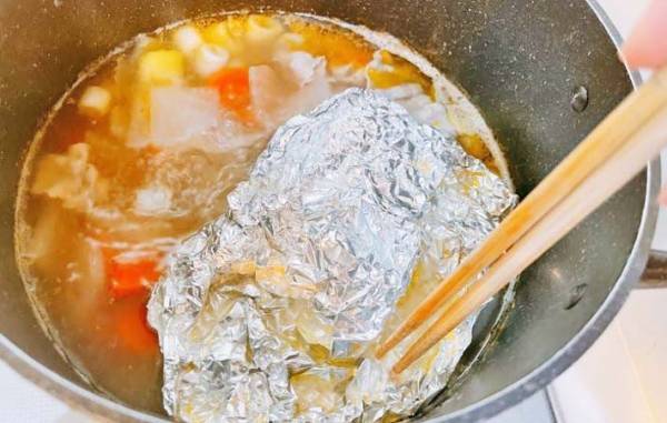 アク取り、まだおたま使ってる？　丸めたアレで「すっきり！」