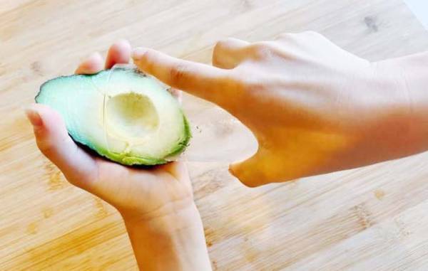 ボロボロ皮むきから卒業！　アボカドの皮をツルっとむくコツに「気持ちいい」