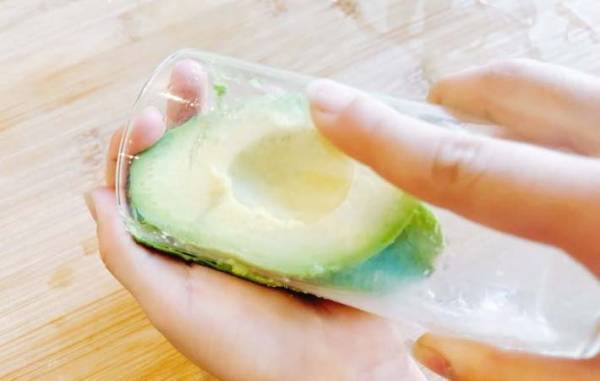 ボロボロ皮むきから卒業！　アボカドの皮をツルっとむくコツに「気持ちいい」