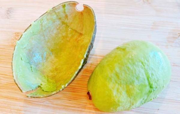 ボロボロ皮むきから卒業！　アボカドの皮をツルっとむくコツに「気持ちいい」