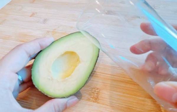 ボロボロ皮むきから卒業！　アボカドの皮をツルっとむくコツに「気持ちいい」