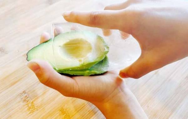 ボロボロ皮むきから卒業！　アボカドの皮をツルっとむくコツに「気持ちいい」