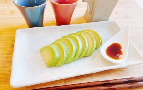 ボロボロ皮むきから卒業！　アボカドの皮をツルっとむくコツに「気持ちいい」