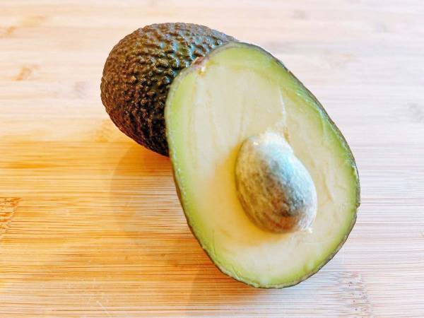 ボロボロ皮むきから卒業！　アボカドの皮をツルっとむくコツに「気持ちいい」