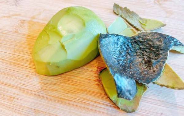 ボロボロ皮むきから卒業！　アボカドの皮をツルっとむくコツに「気持ちいい」