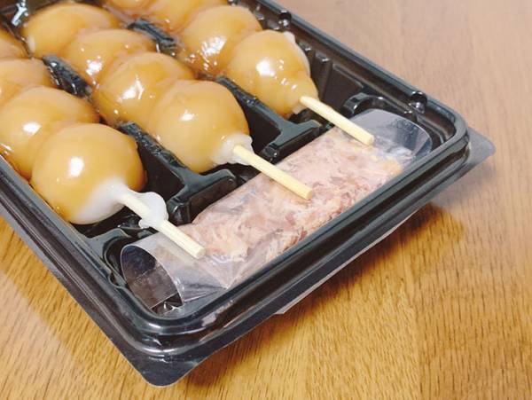 「なんかついてる…」　串団子の蓋を開けたら『小袋』があって？