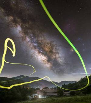 「え、すごい」「見惚れた」　天の川を囲む『光の筋』の正体とは？