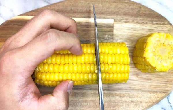 「もうかぶり付かない」　歯に挟まらないトウモロコシの食べ方