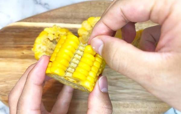 「もうかぶり付かない」　歯に挟まらないトウモロコシの食べ方