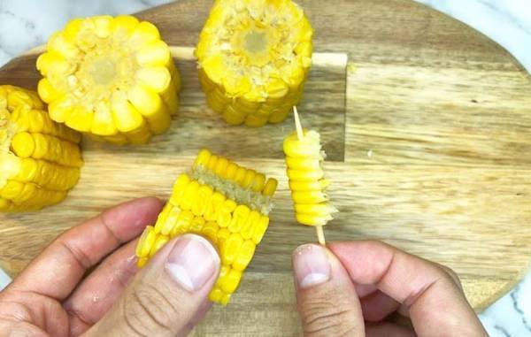 「もうかぶり付かない」　歯に挟まらないトウモロコシの食べ方