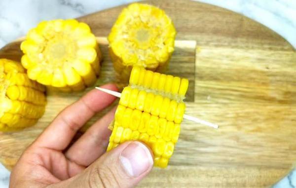 「もうかぶり付かない」　歯に挟まらないトウモロコシの食べ方