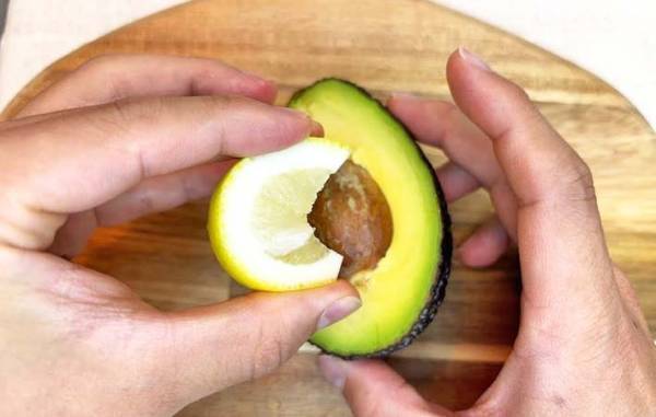 レモン汁を絞ってみると…？　「ちゃんと防げた」「忘れずにやる」