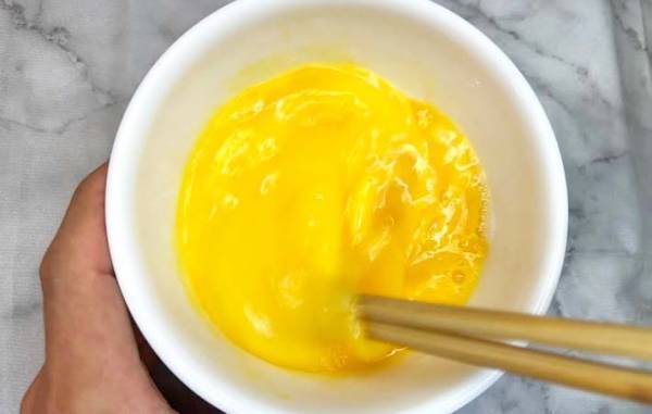 小さじ２杯入れて！　パサつかない卵焼きの作り方