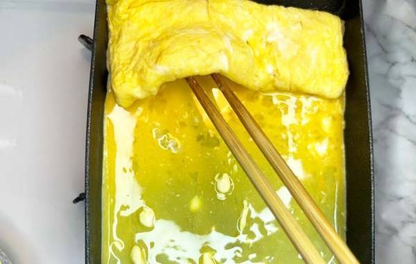 小さじ２杯入れて！　パサつかない卵焼きの作り方