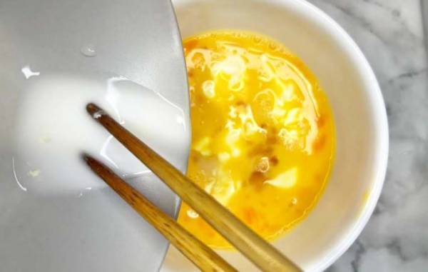 小さじ２杯入れて！　パサつかない卵焼きの作り方