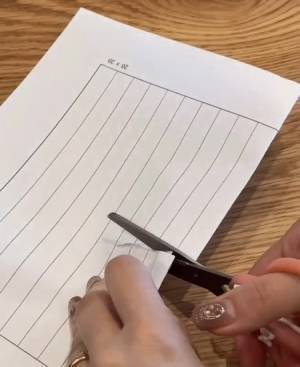 ふにゃふにゃの湿布をスパッと切る方法　はさみ不要の裏技に「それを使うとは…」