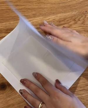 ふにゃふにゃの湿布をスパッと切る方法　はさみ不要の裏技に「それを使うとは…」